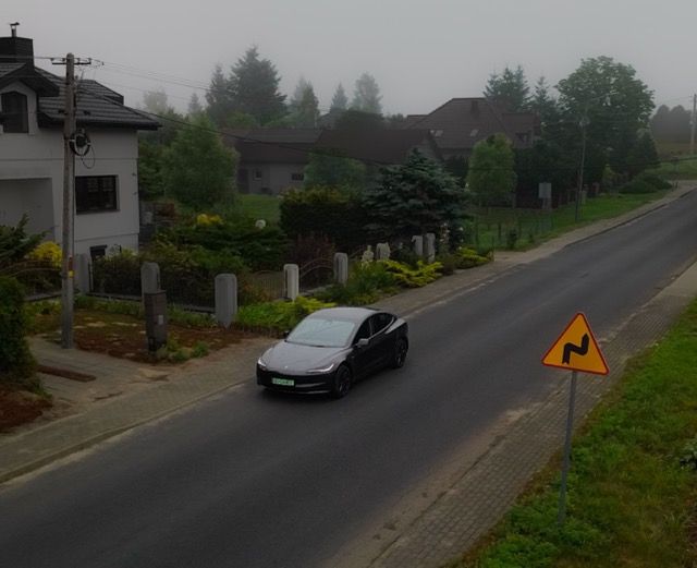 Tesla Model Y jadąca ulicą