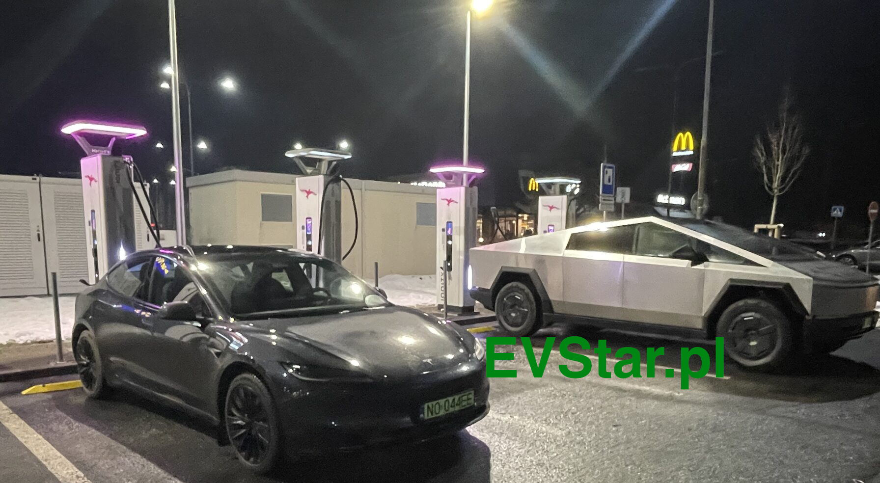 Tesla Model 3 i Cybertruck ładujące się nocą na stacji Ionity w Ostrawie, na parkingu leży śnieg