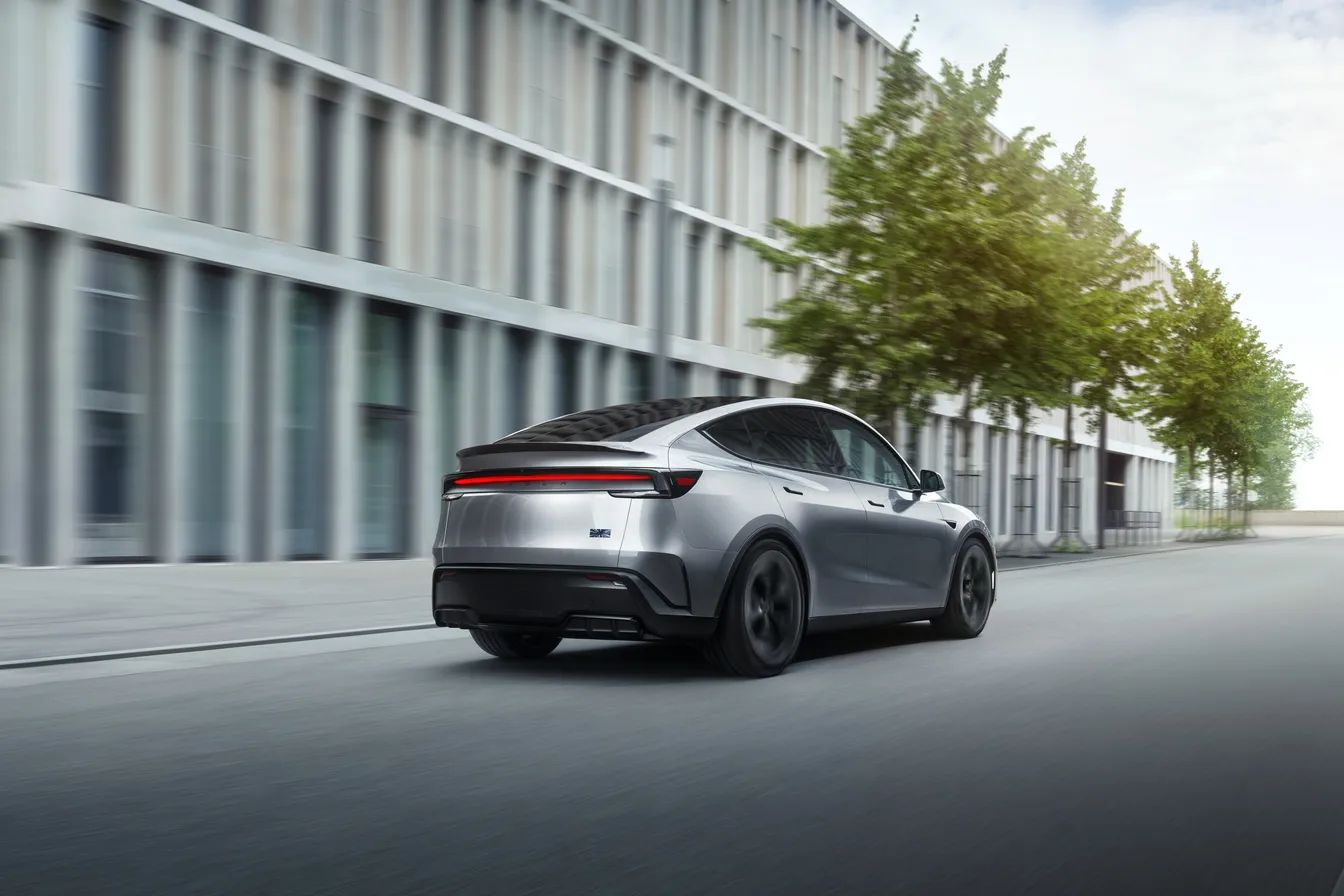 Tesla Model Y z przodu - biały samochód elektryczny na tle polskiego krajobrazu