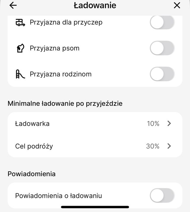 Ustawienia ABRP - minimalny stan baterii po dojeździe na ładowarkę (10%) i do celu (30%), opcje przyjazna rodzinom i przyczepom