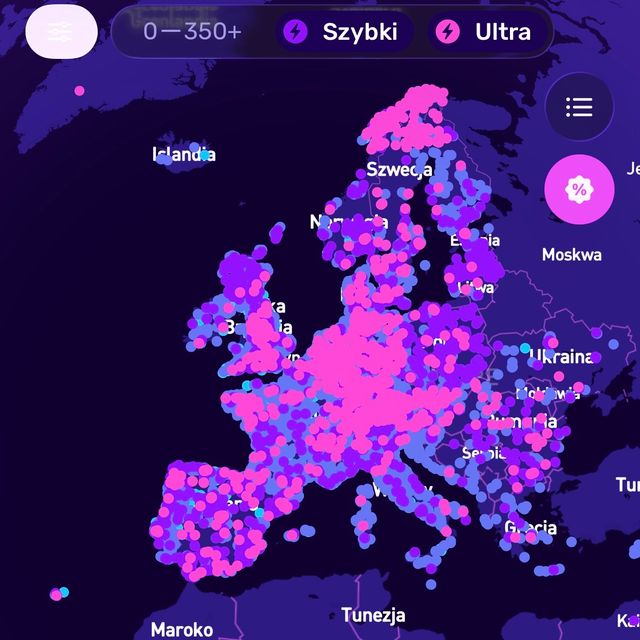 Mapa punktów ładowania w aplikacji Octopus Electroverse - niebieskie punkty to wolne AC do 11 kW, fioletowe do 100 kW, różowe od 300 kW